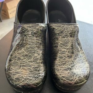 Dansko professional black scribble patten shoes, size EUR 41, US 10.5
